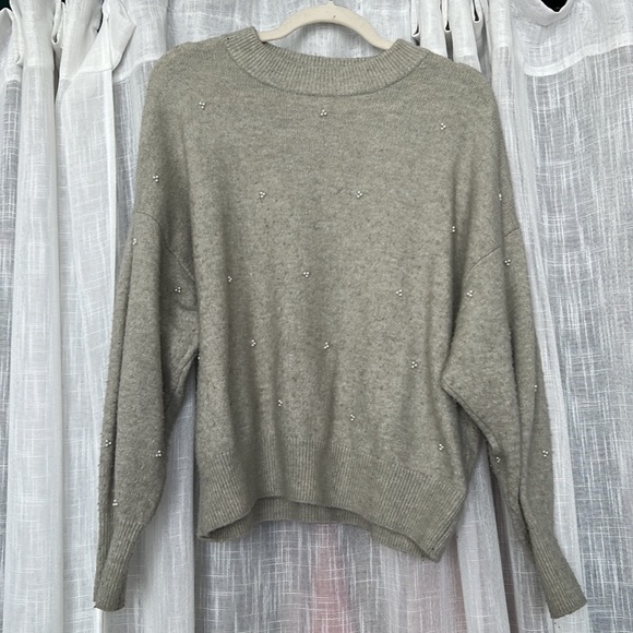 🆑 [4/$20] H&M Grey Pearl Embellished Crew Neck Sweater - Picture 1 of 8